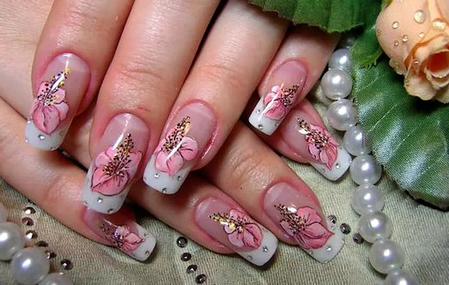 Pegatinas ka lipekere e (81 photos): Manicure moralo mehopolo, kamoo ho fetolela pegatinas 3D lapeng? Kamoo u ka sebelisang ho na le masakana mogote ka manala hao? 6334_79