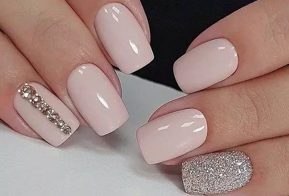 Gentle manicure with sparkles: ideas of light nail design 6337_3