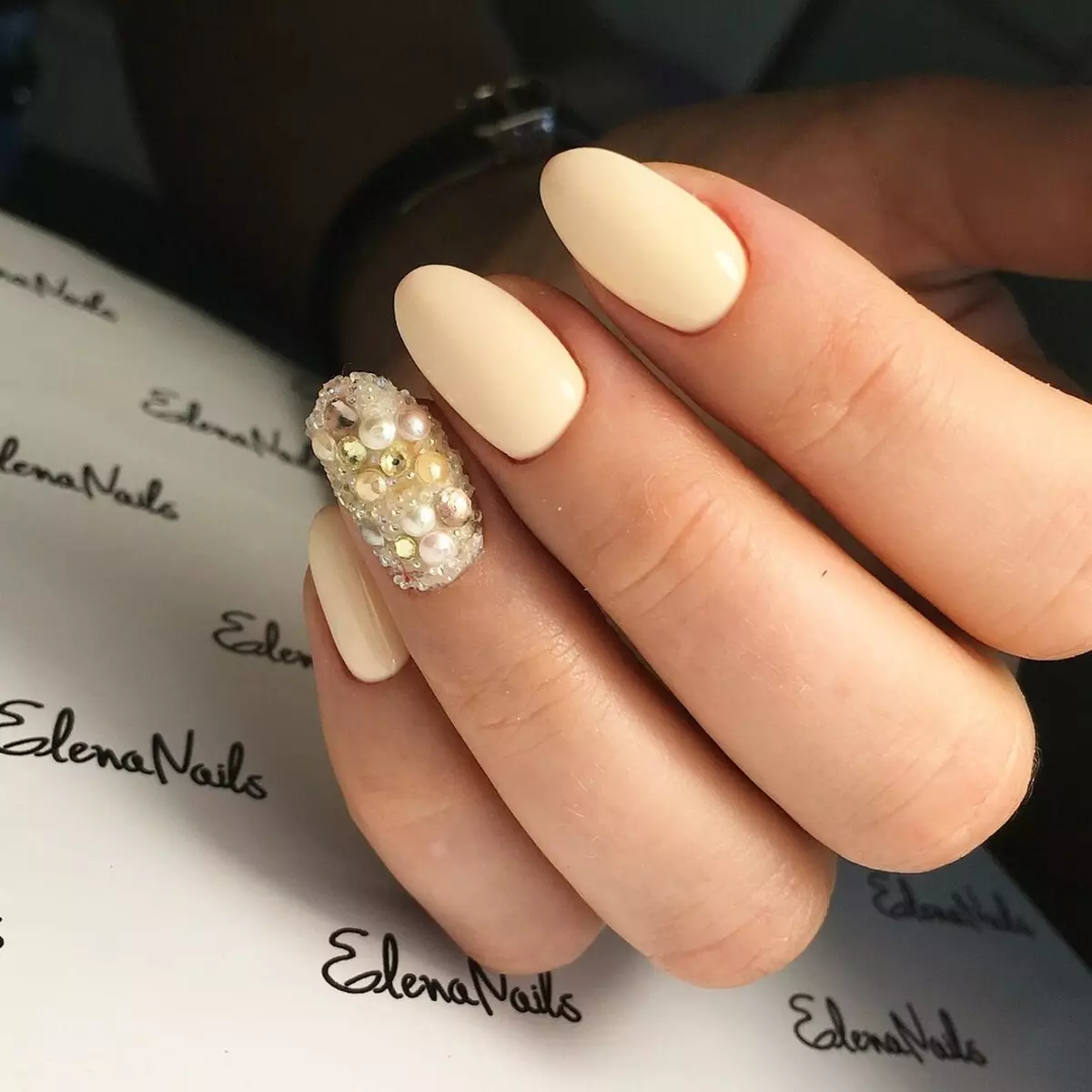 Modest MANICURE (35 fotos): ¿Cómo hacer un diseño de uñas sin sentido? 6349_13