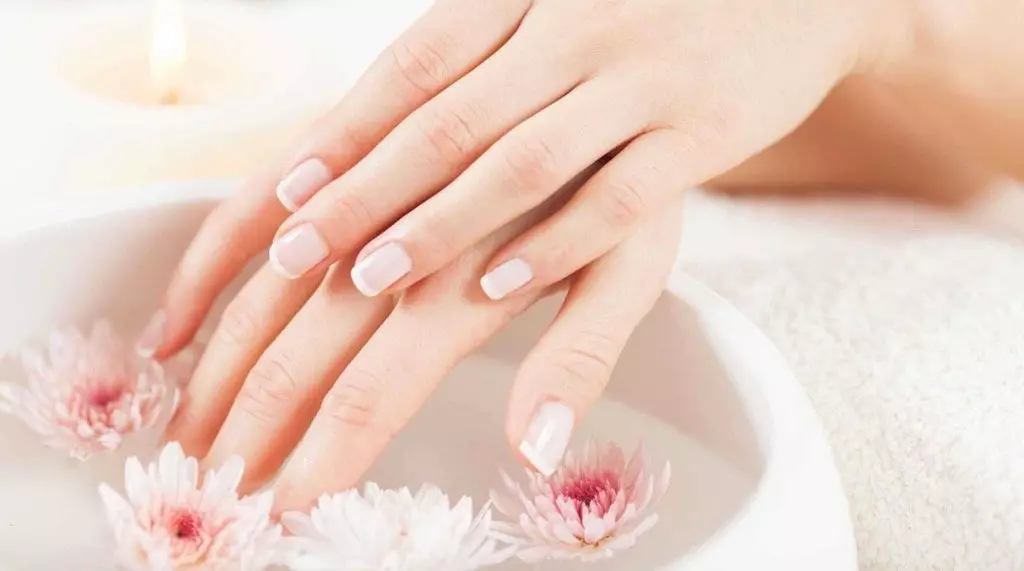 Manicure modesto (35 fotos): Como fazer um desenho absurdo de unhas? 6349_17