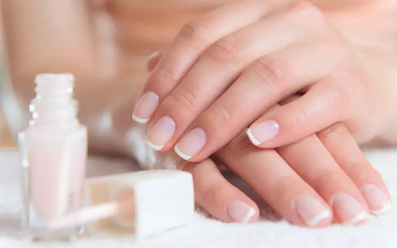 Modest Manicure (35 Fotók): Hogyan készítsünk egy nonszensz körmöket? 6349_19