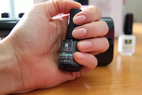 Manicure modesto (35 fotos): Como fazer um desenho absurdo de unhas? 6349_6