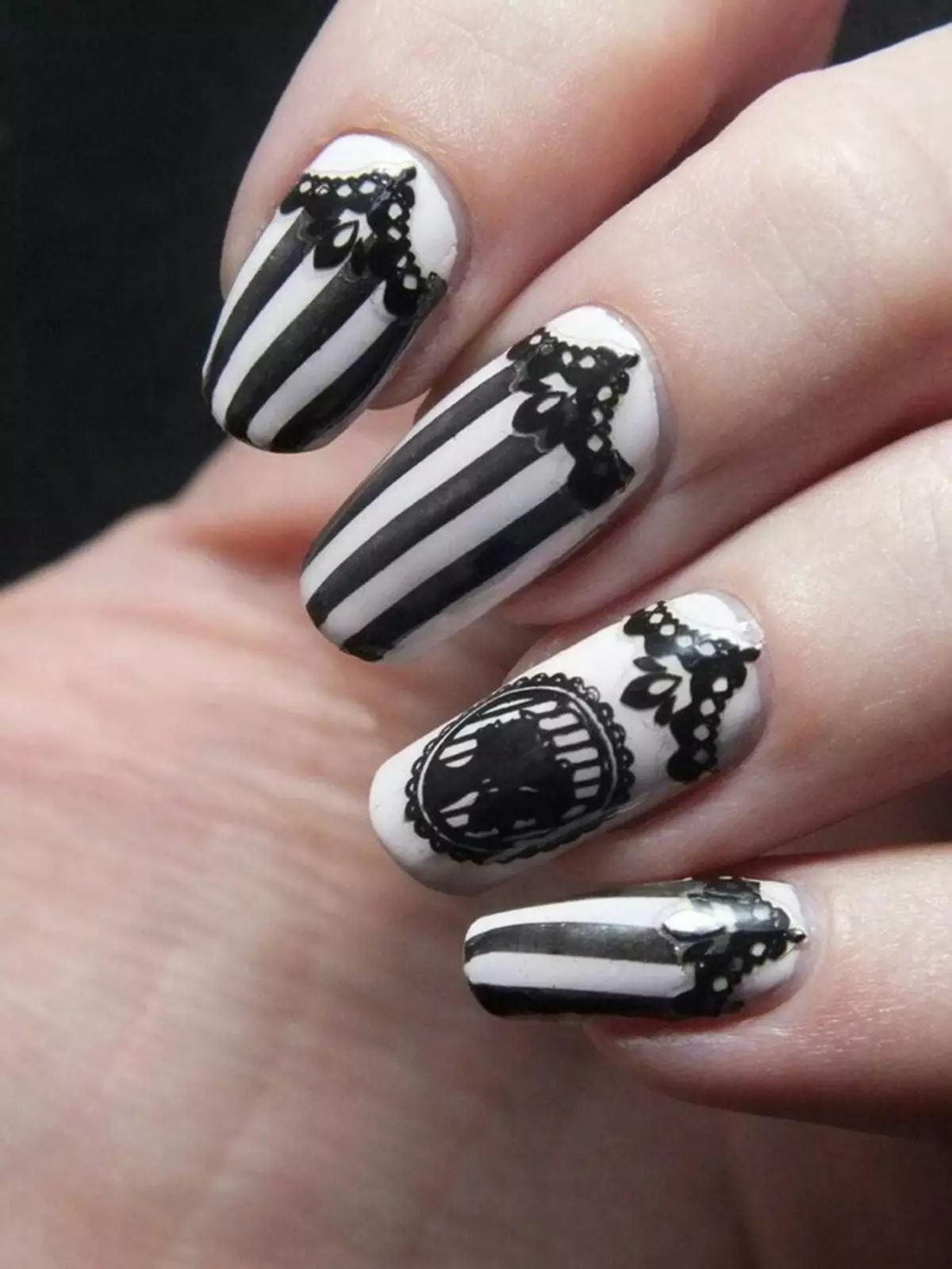 Manicure ya gothic (picha 40): Makala ya kubuni ya misumari kwa mtindo ni tayari 6351_13