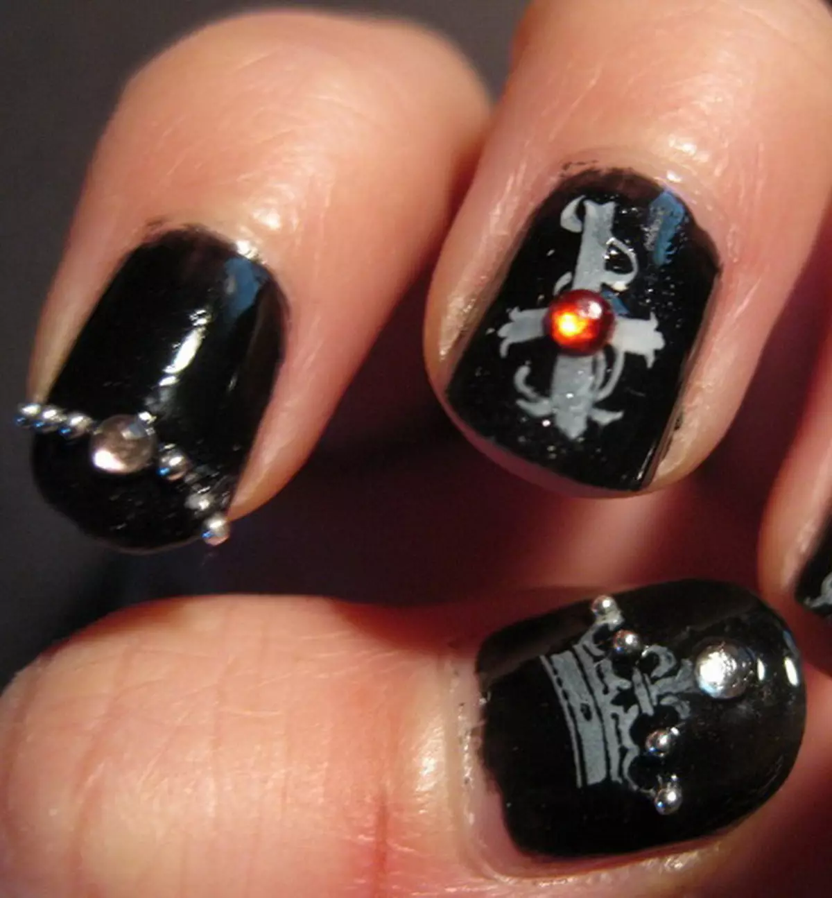 Manicure Gothic (40 ຮູບ): ຄຸນລັກສະນະຂອງການອອກແບບຂອງເລັບໃນແບບແມ່ນກຽມພ້ອມ 6351_15