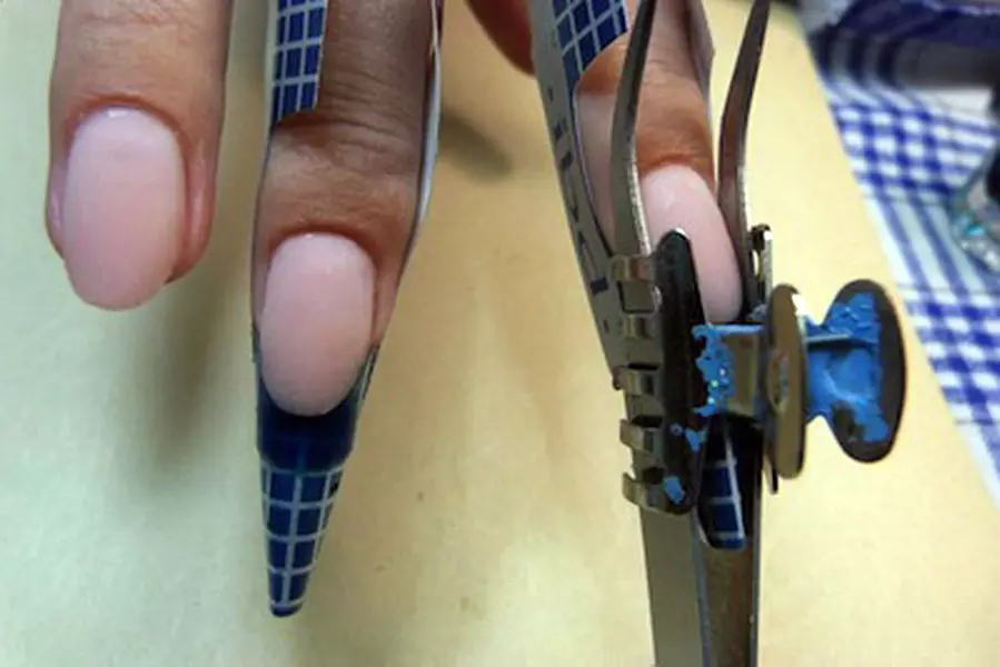 Gothic manicure (40 mga larawan): Mga Tampok ng disenyo ng mga kuko sa estilo ay handa na 6351_30