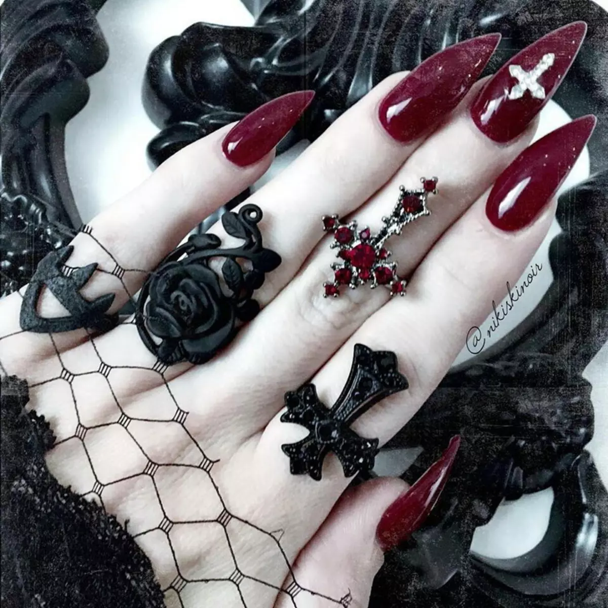 Manicure gótico (40 fotos): Características do design de unhas em estilo está pronto 6351_4