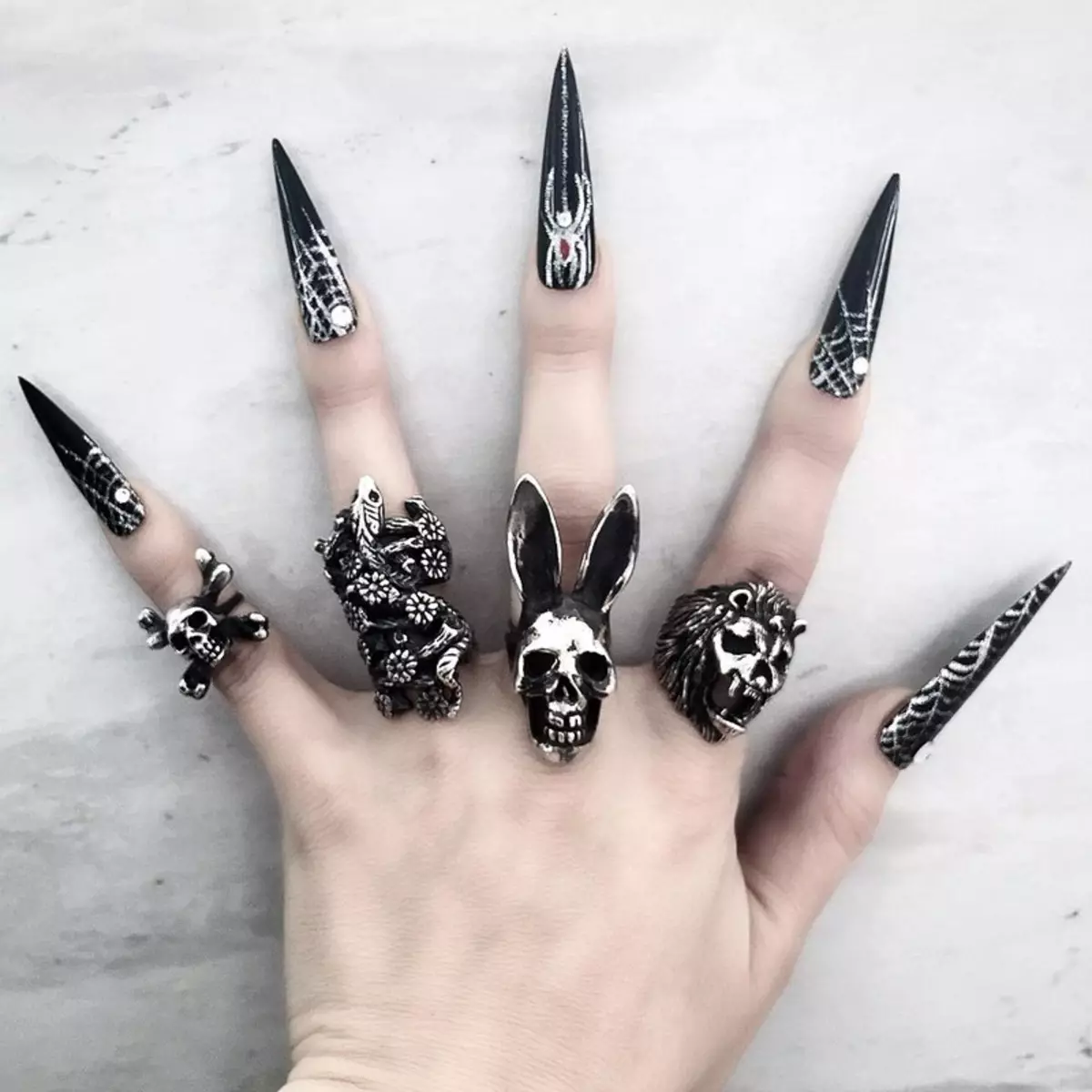 Gotische manicure (40 foto's): Kenmerken van het ontwerp van nagels in stijl is klaar 6351_5