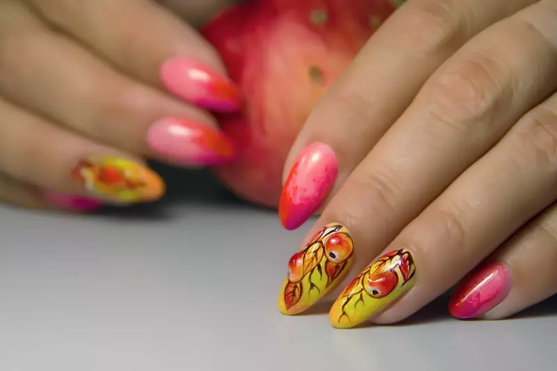 Cute manicure (63 mga larawan): Paglikha ng Feminine Nail Design na may mga guhit 6356_24