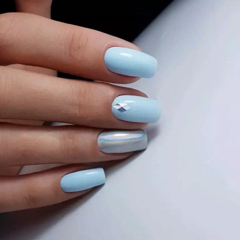 Manicure lucu (63 foto): Penciptaan desain kuku feminin dengan gambar 6356_33