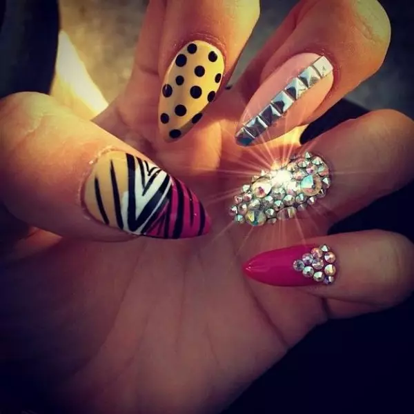 Cute manicure (63 mga larawan): Paglikha ng Feminine Nail Design na may mga guhit 6356_36