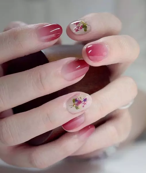 Manicure lucu (63 foto): Penciptaan desain kuku feminin dengan gambar 6356_48