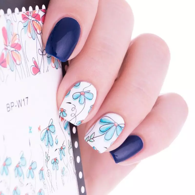 Manicure lucu (63 foto): Penciptaan desain kuku feminin dengan gambar 6356_53