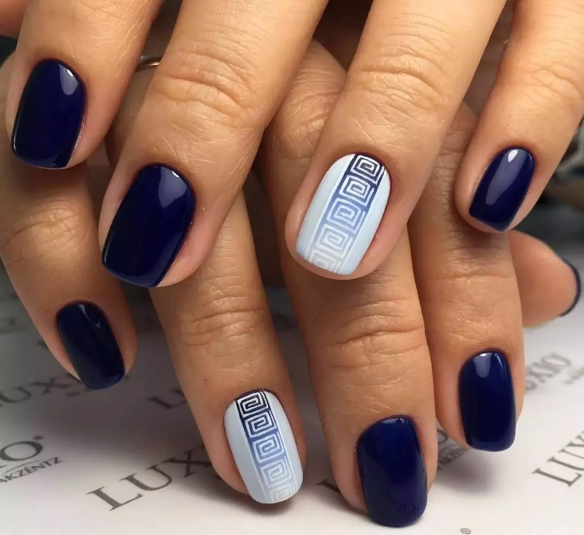 Дизайн ногтей синий короткие ногти. Синий маникюр. Маникюр синего цвета. Темно синие ногти. Маникюр с синим лаком.