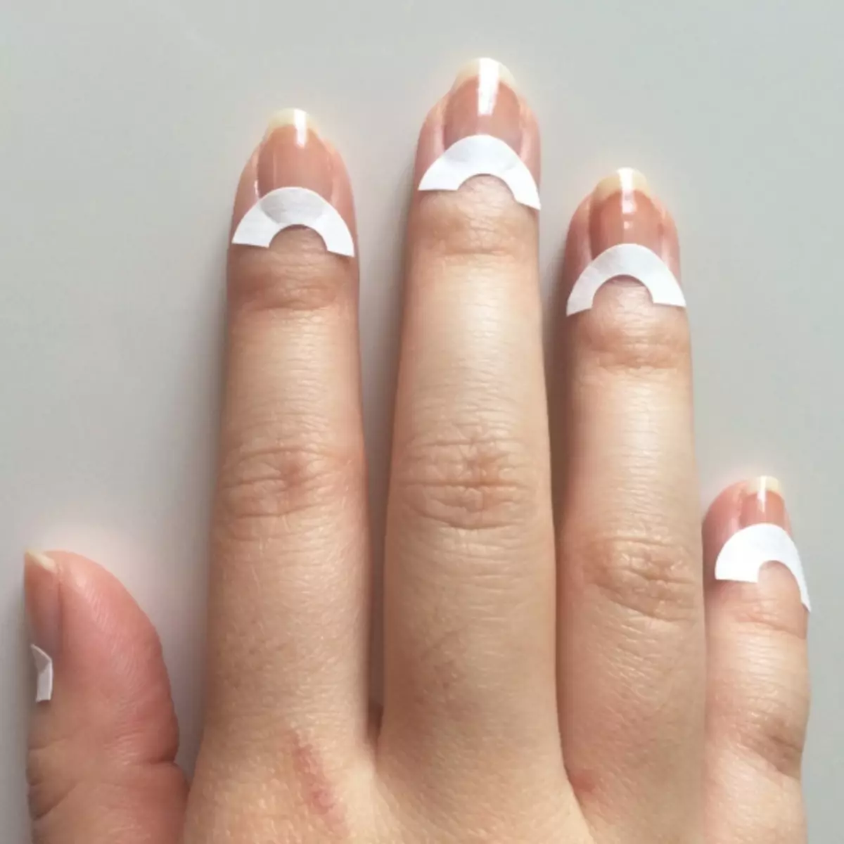 Белый полукруг на ногтях. Французский маникюр треугольный. Френч на полукруглых ногтях. Маникюр с лунками. Французский маникюр треугольником.