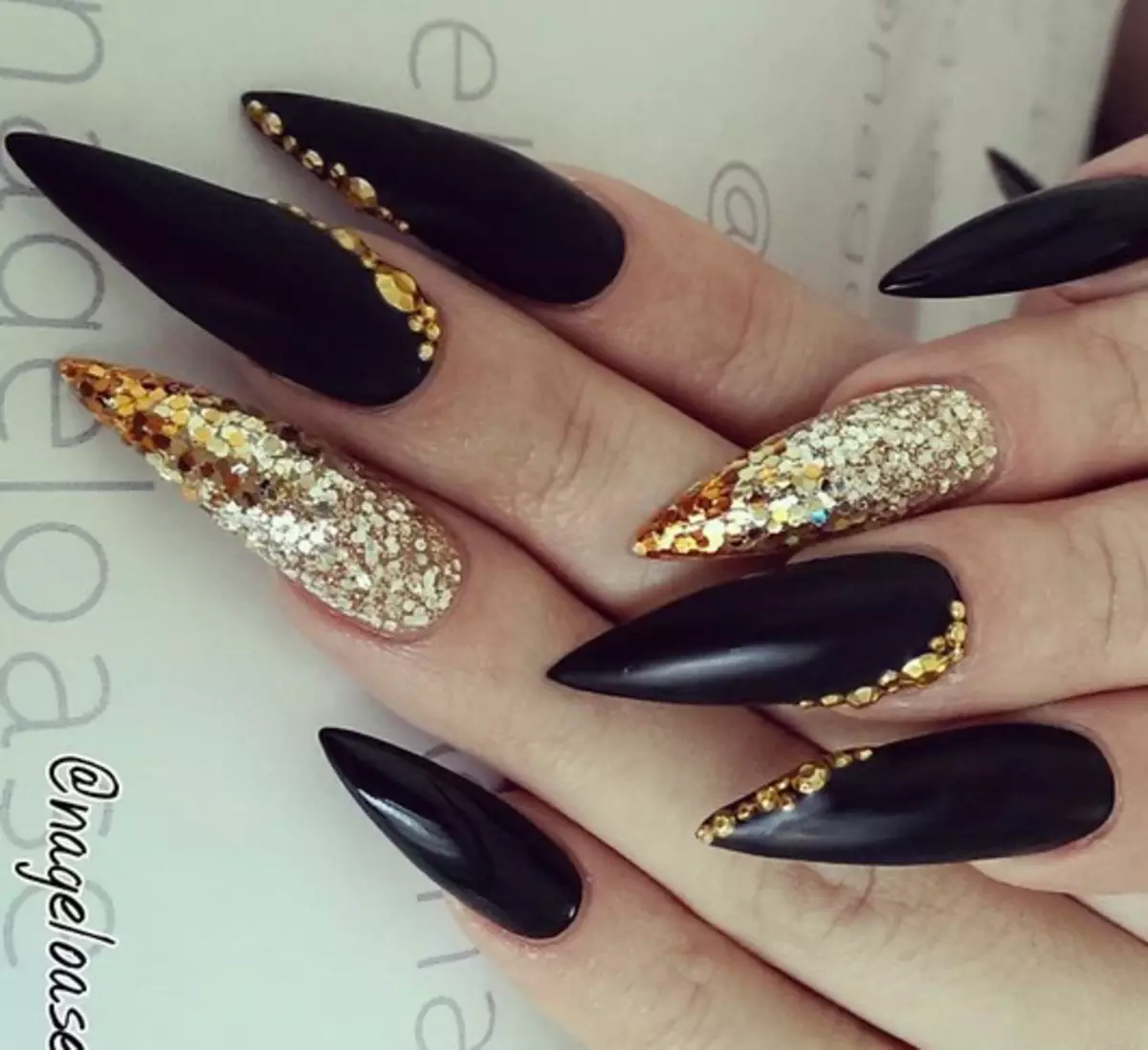 Ногти стилеты черные с золотом