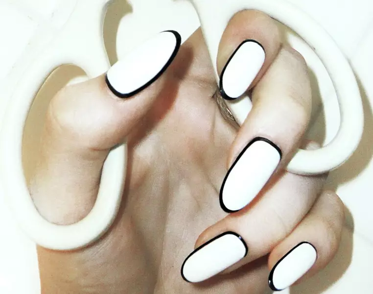 French manicure na may Rhinestones (66 mga larawan): Magagandang itim na fries disenyo sa mga kuko na may mga bato, manicure na may rhinestone sa isang singsing daliri 6370_11