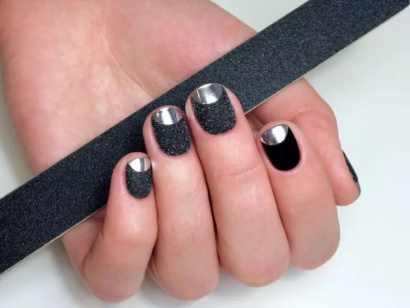 Manicure francese con strass (66 foto): Bellissimo design fritte nere su unghie con pietre, manicure con strass su un anello 6370_13