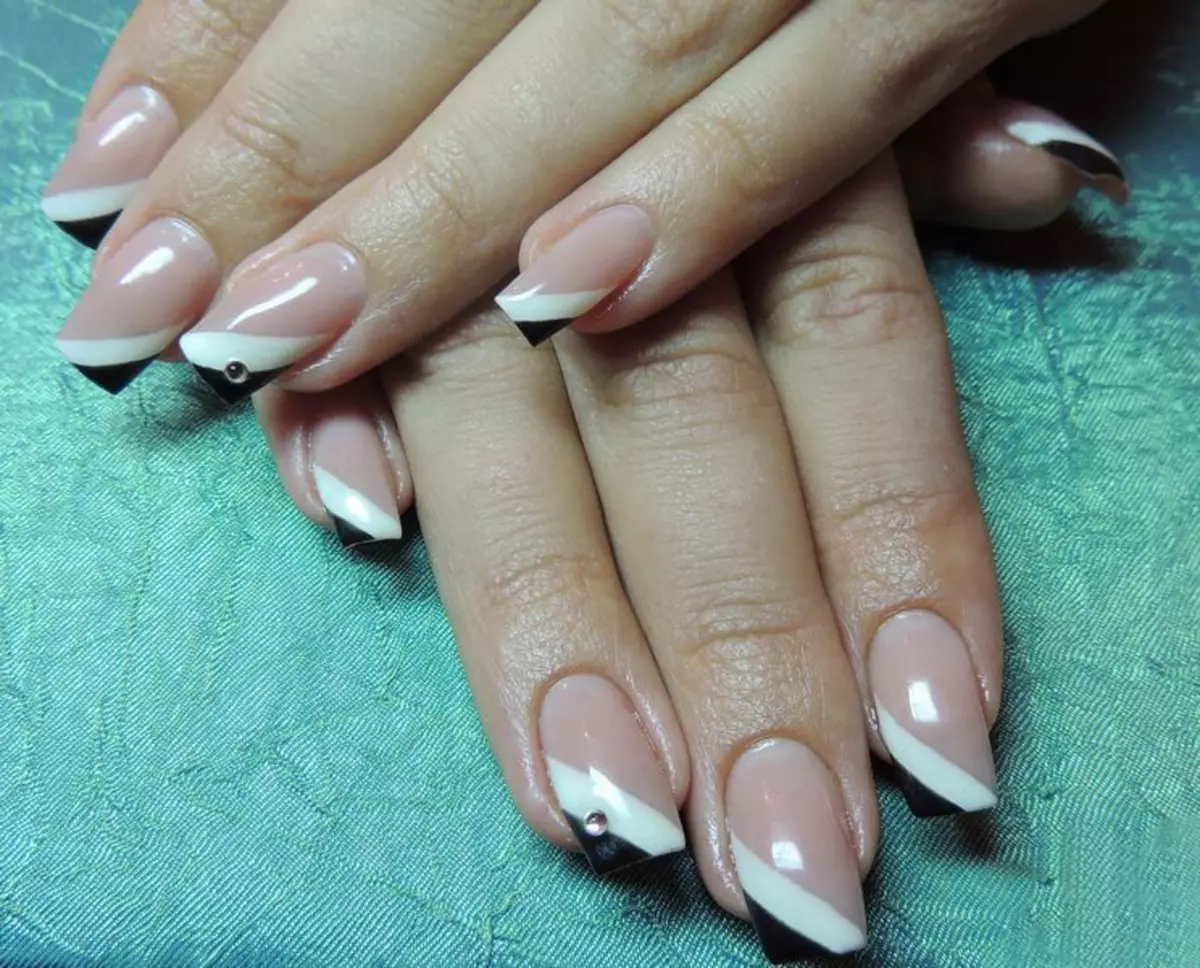 French manicure na may Rhinestones (66 mga larawan): Magagandang itim na fries disenyo sa mga kuko na may mga bato, manicure na may rhinestone sa isang singsing daliri 6370_15