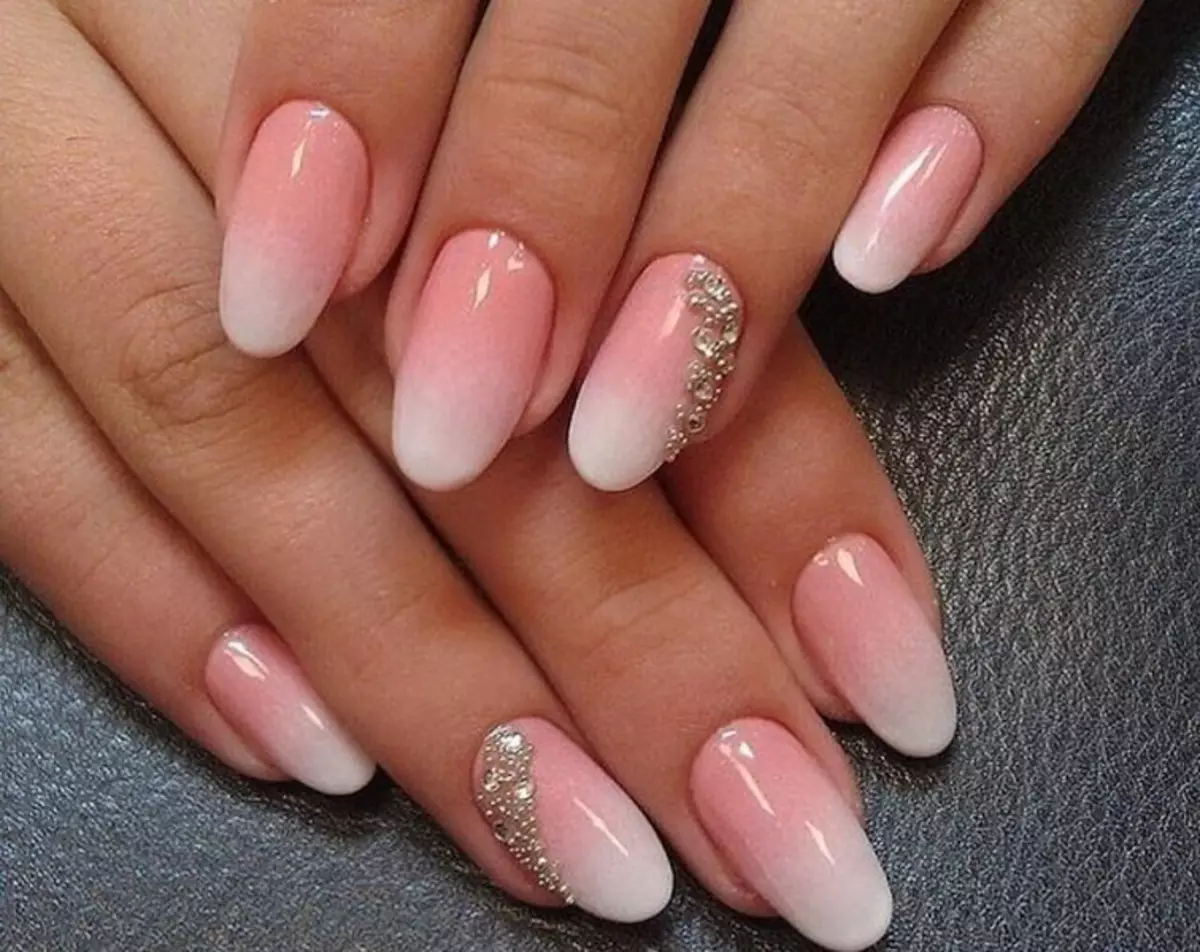 French manicure na may Rhinestones (66 mga larawan): Magagandang itim na fries disenyo sa mga kuko na may mga bato, manicure na may rhinestone sa isang singsing daliri 6370_17