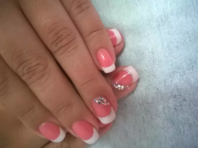 Manicure francese con strass (66 foto): Bellissimo design fritte nere su unghie con pietre, manicure con strass su un anello 6370_18