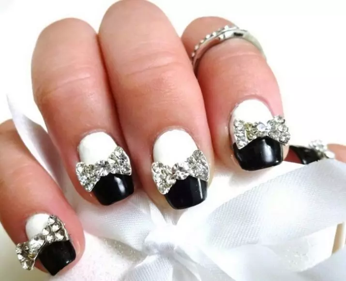 Franska manicure með rhinestones (66 myndir): Fallegar svartir kartöflur hönnun á neglur með steinum, manicure með rhinestone á hringfingur 6370_20