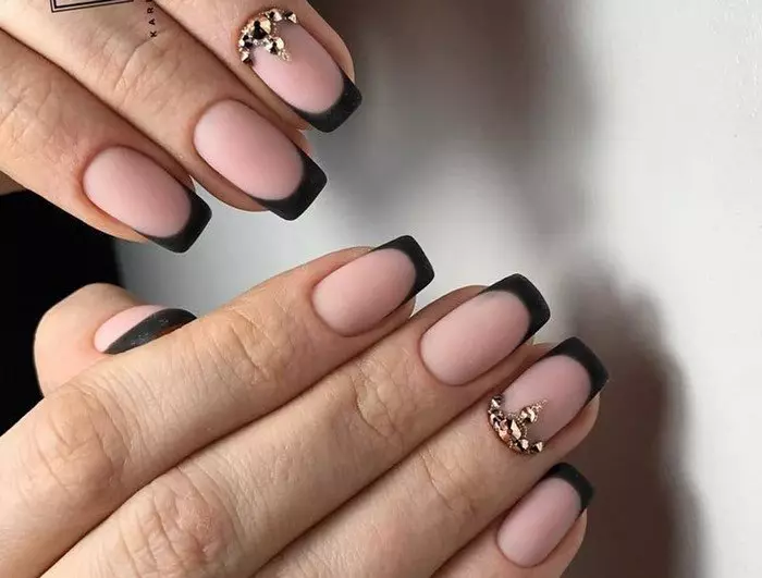 Manicure Faransiiska oo leh Rhinestones (66 Sawirro ah): Qaadashada quruxda badan ee madow 6370_21