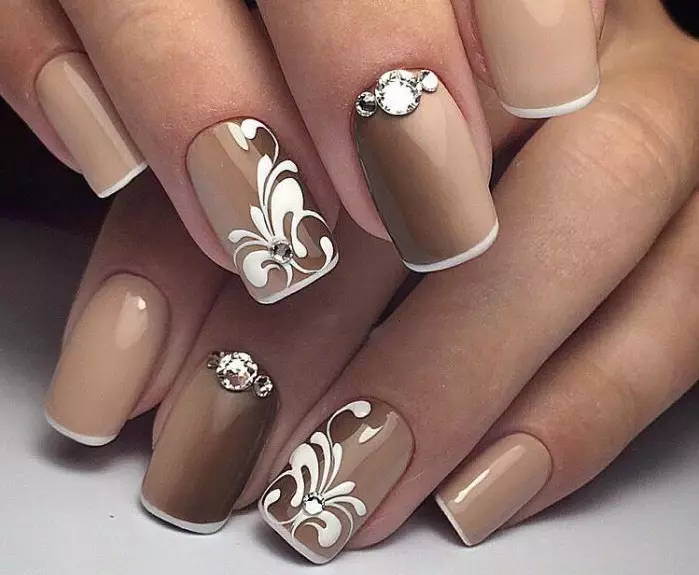 Manicure francese con strass (66 foto): Bellissimo design fritte nere su unghie con pietre, manicure con strass su un anello 6370_27