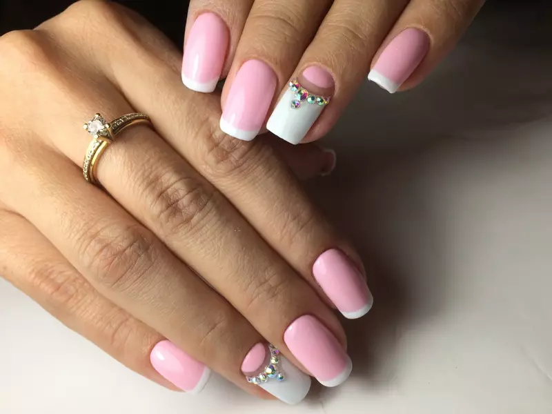 Manicure Faransiiska oo leh Rhinestones (66 Sawirro ah): Qaadashada quruxda badan ee madow 6370_28