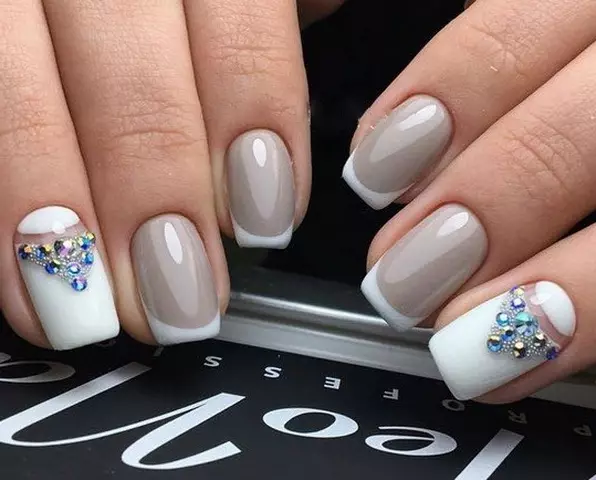 French manicure na may Rhinestones (66 mga larawan): Magagandang itim na fries disenyo sa mga kuko na may mga bato, manicure na may rhinestone sa isang singsing daliri 6370_31