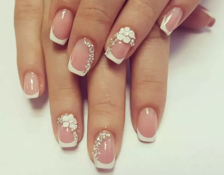 Manicure francese con strass (66 foto): Bellissimo design fritte nere su unghie con pietre, manicure con strass su un anello 6370_36