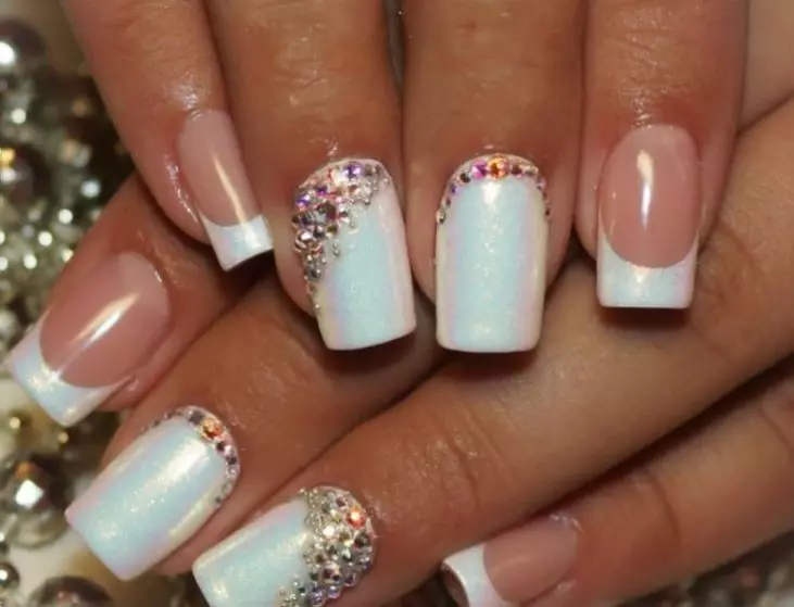 Manicure francese con strass (66 foto): Bellissimo design fritte nere su unghie con pietre, manicure con strass su un anello 6370_37