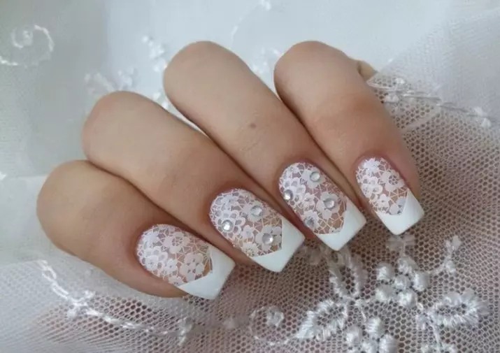 Manikur Perancis dengan Rhinestones (66 foto): Desain Kentang Goreng Indah pada Kuku dengan Batu, Manicure dengan Berlian Imitasi di Jari Cincin 6370_50