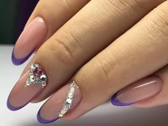 French manicure na may Rhinestones (66 mga larawan): Magagandang itim na fries disenyo sa mga kuko na may mga bato, manicure na may rhinestone sa isang singsing daliri 6370_57