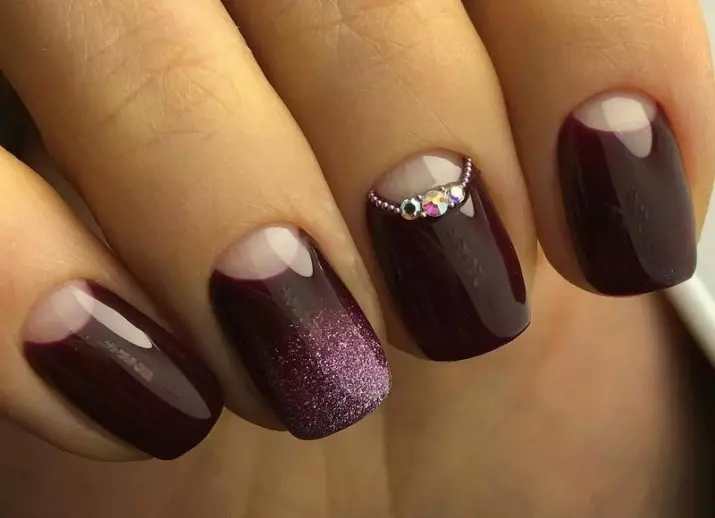 Manikur Perancis dengan Rhinestones (66 foto): Desain Kentang Goreng Indah pada Kuku dengan Batu, Manicure dengan Berlian Imitasi di Jari Cincin 6370_60