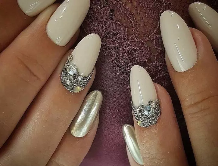 Manikur Perancis dengan Rhinestones (66 foto): Desain Kentang Goreng Indah pada Kuku dengan Batu, Manicure dengan Berlian Imitasi di Jari Cincin 6370_65