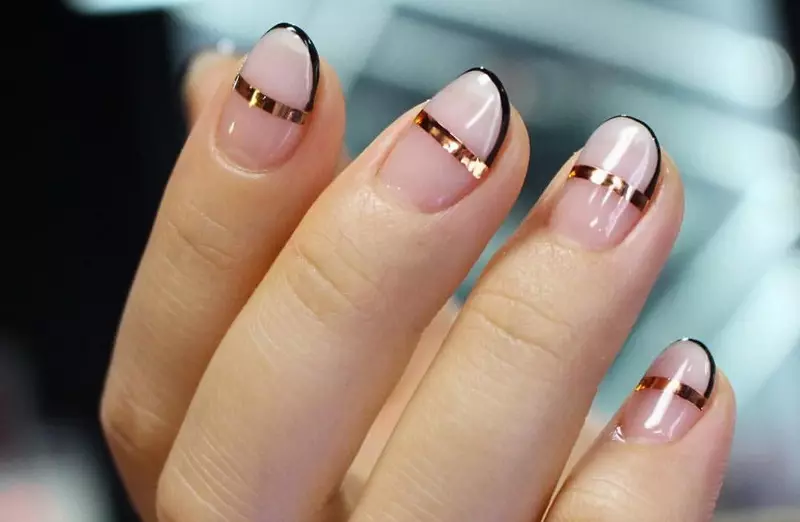 Manikur Perancis dengan Rhinestones (66 foto): Desain Kentang Goreng Indah pada Kuku dengan Batu, Manicure dengan Berlian Imitasi di Jari Cincin 6370_7