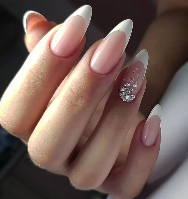 Manicure បារាំង (152 រូបថត): តើបារាំងនៅលើក្រចកយ៉ាងដូចម្តេច? ភាពច្នៃប្រឌិតនៃវ៉ារនីសនិងថ្នាំ Stencils សម្រាប់ manicure ។ ឆ្នូតតុបតែងនិទាឃរដូវ 6377_2