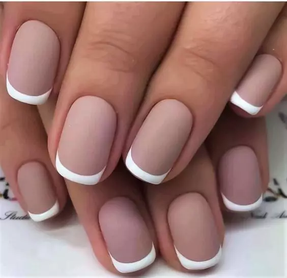 Manicure បារាំង (152 រូបថត): តើបារាំងនៅលើក្រចកយ៉ាងដូចម្តេច? ភាពច្នៃប្រឌិតនៃវ៉ារនីសនិងថ្នាំ Stencils សម្រាប់ manicure ។ ឆ្នូតតុបតែងនិទាឃរដូវ 6377_6