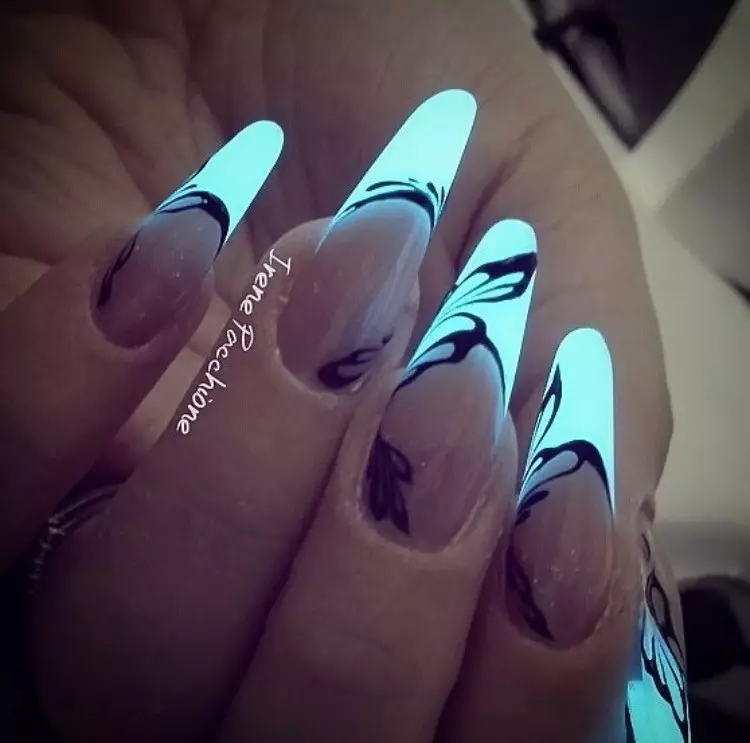 Manicure បារាំង (152 រូបថត): តើបារាំងនៅលើក្រចកយ៉ាងដូចម្តេច? ភាពច្នៃប្រឌិតនៃវ៉ារនីសនិងថ្នាំ Stencils សម្រាប់ manicure ។ ឆ្នូតតុបតែងនិទាឃរដូវ 6377_71