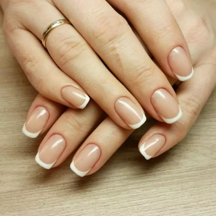 Manicure បារាំង (152 រូបថត): តើបារាំងនៅលើក្រចកយ៉ាងដូចម្តេច? ភាពច្នៃប្រឌិតនៃវ៉ារនីសនិងថ្នាំ Stencils សម្រាប់ manicure ។ ឆ្នូតតុបតែងនិទាឃរដូវ 6377_74