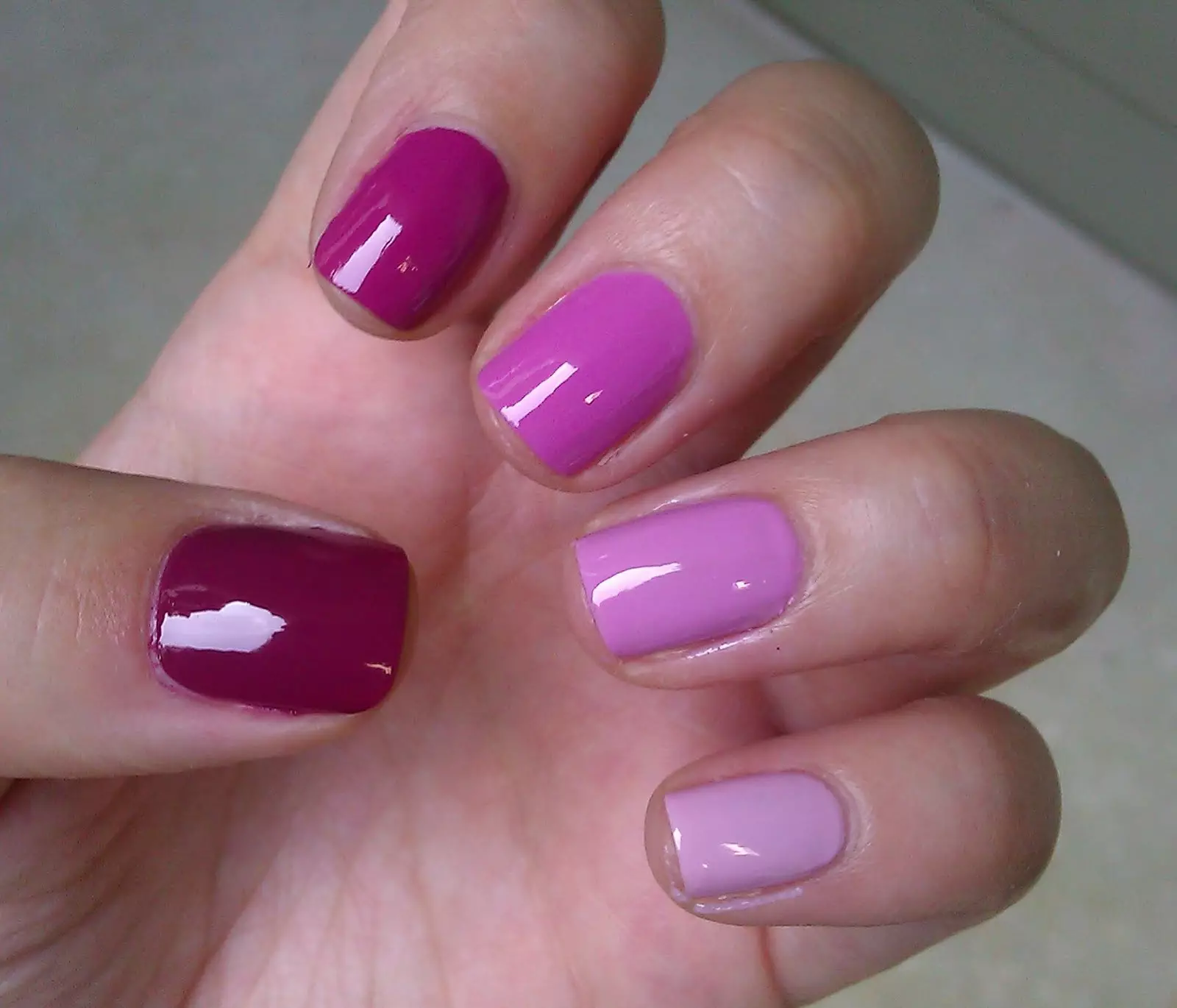 Manicure Ombre (184 ata): O le a ai? Le auala e faia ai se ufiufi sinasina ma le malamalama i luga o le fao i le faiga o ombre pulumu ma e faapefea ona ese mai lenei aafiaga mai le gradient? 6379_100