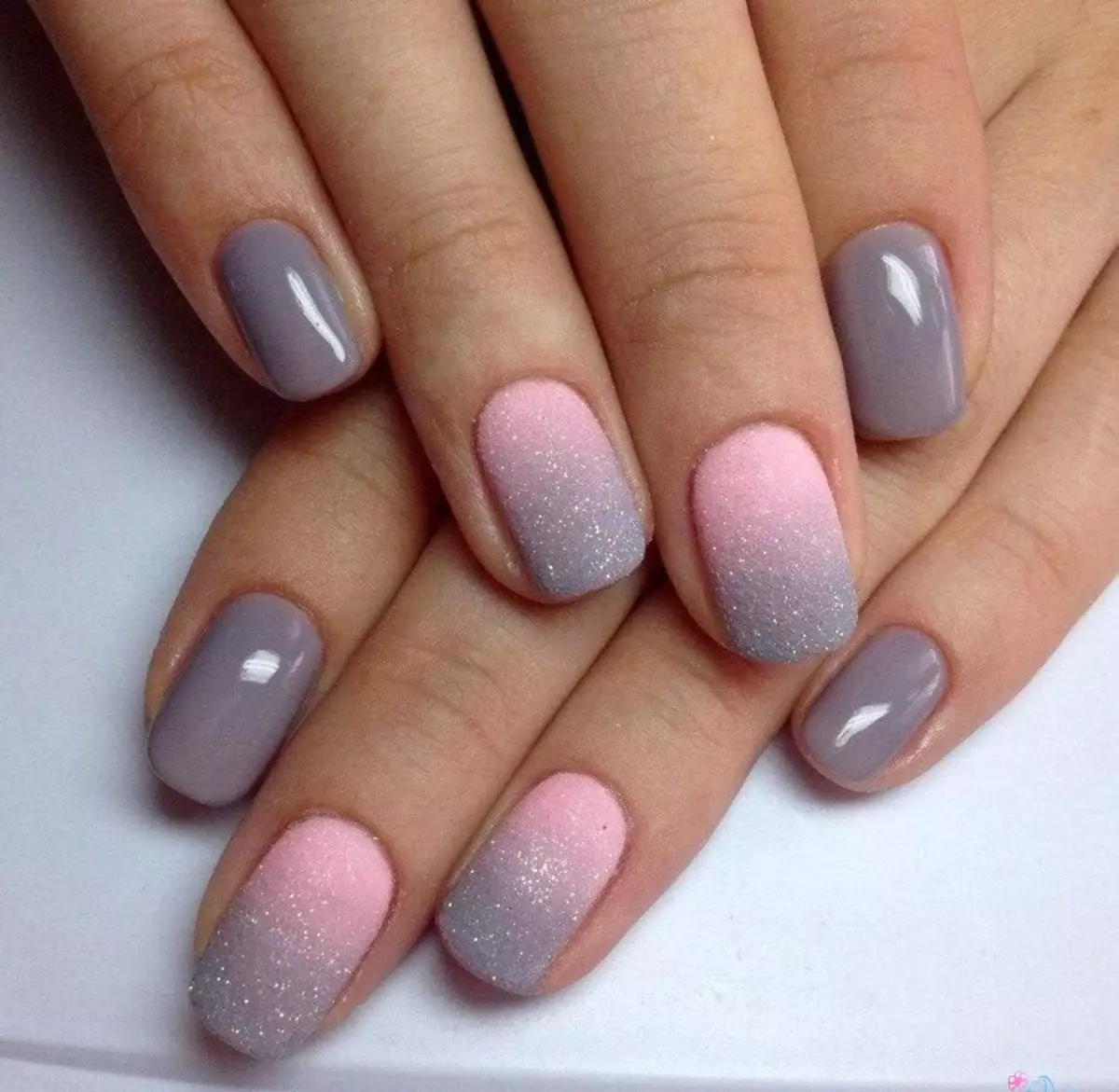 Manicure OMBRE (184 зураг): Энэ юу вэ? Ombre сойз бүхий хэв маягаар хумс дээр цагаан, хөнгөн бүрэх, энэ нөлөө нь градиентээс хэрхэн ялгаатай вэ? 6379_136