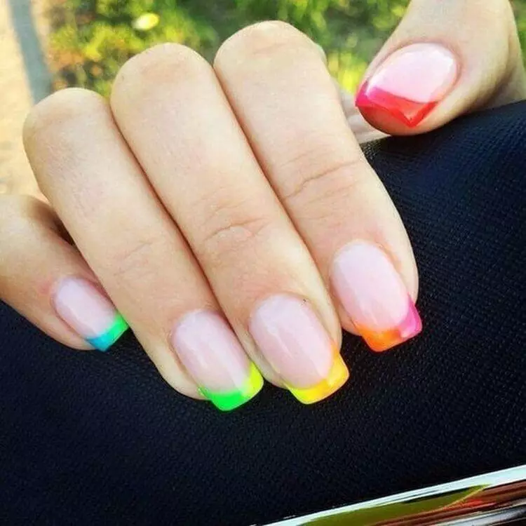 Manicure OMBRE (184 зураг): Энэ юу вэ? Ombre сойз бүхий хэв маягаар хумс дээр цагаан, хөнгөн бүрэх, энэ нөлөө нь градиентээс хэрхэн ялгаатай вэ? 6379_139