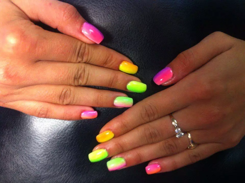 ombre ombre manicure (184 ຮູບ): ມັນແມ່ນຫຍັງ? ວິທີການເຮັດເຄືອບສີຂາວແລະເບົາ ໆ ໃນເລັບໃນແບບຂອງການ Orbre Brush ແລະຜົນກະທົບນີ້ແຕກຕ່າງຈາກສະຫງ່າລາສີແນວໃດ? 6379_174