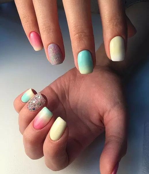 Manicure Ombre (izithombe eziyi-184): Kuyini? Ungawenza kanjani umhlanganisi omhlophe futhi okhanyayo kwizipikili ngesitayela se-ombre ibhulashi futhi kwenzeka kanjani lokhu kuhlungwa ku-gradient? 6379_19