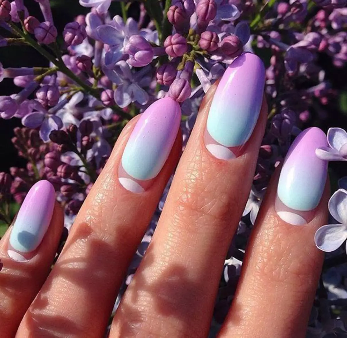 Manicura ombre (184 fotos): què és? Com fer un recobriment blanc i lleuger a les ungles a l'estil del raspall ombre i com es diferencien aquest efecte del gradient? 6379_2