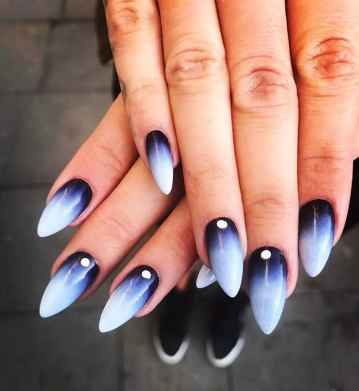 Manicure Ombre (Litšoantšo tse 184): Ke eng? U ka etsa joang se tšoeu se bosoeu le le bobebe ho lipekere seterekeng sa brash ea ombre brashe mme phello ee e fapana joang le gratient? 6379_32