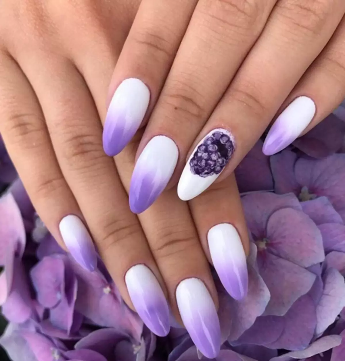 ombre ombre manicure (184 ຮູບ): ມັນແມ່ນຫຍັງ? ວິທີການເຮັດເຄືອບສີຂາວແລະເບົາ ໆ ໃນເລັບໃນແບບຂອງການ Orbre Brush ແລະຜົນກະທົບນີ້ແຕກຕ່າງຈາກສະຫງ່າລາສີແນວໃດ? 6379_33