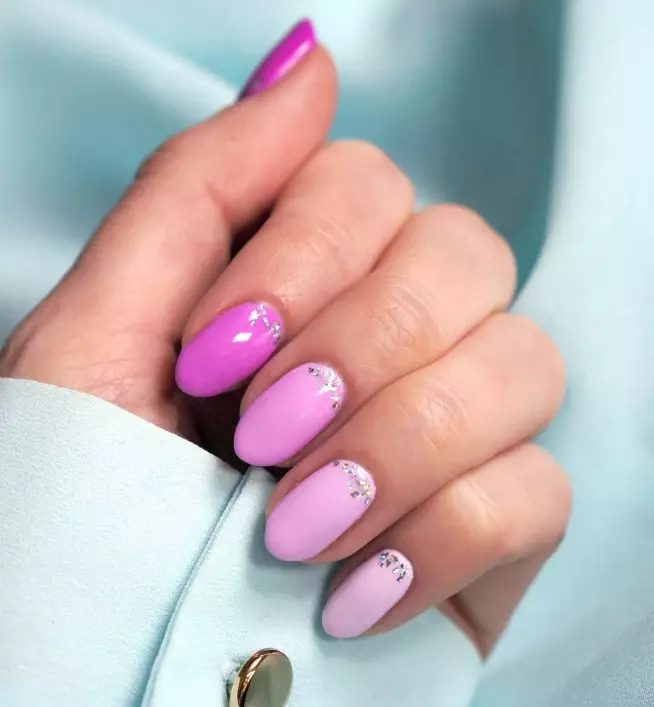 Manicure Ombre (184 grianghraf): Cad é atá ann? Conas sciath bán agus éadrom a dhéanamh ar na tairní i stíl scuab na hOmbre agus conas a dhéanann an éifeacht seo difriúil leis an ngrádán? 6379_36