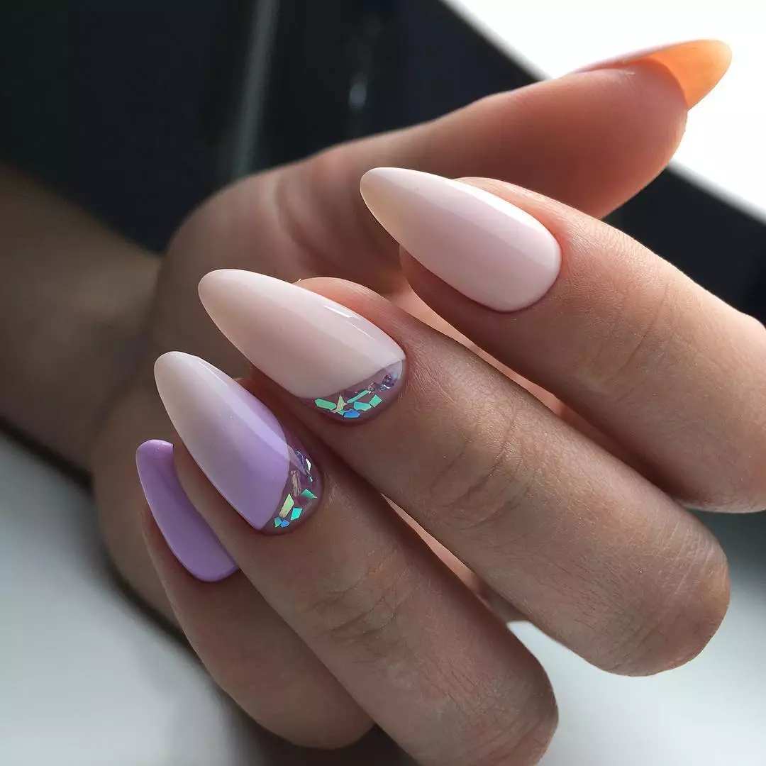 Manicure Ombre (izithombe eziyi-184): Kuyini? Ungawenza kanjani umhlanganisi omhlophe futhi okhanyayo kwizipikili ngesitayela se-ombre ibhulashi futhi kwenzeka kanjani lokhu kuhlungwa ku-gradient? 6379_39